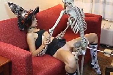 Скелет с резиновым членом трахает милую ведьмочку