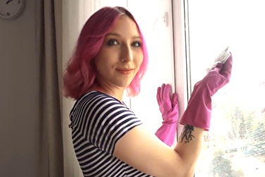 Парень согласился помыть окна и зеркала в обмен на секс